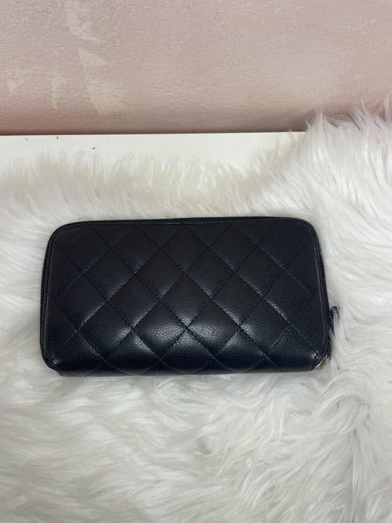 Chanel Black Quilted Interlocking CC Continental Wallet