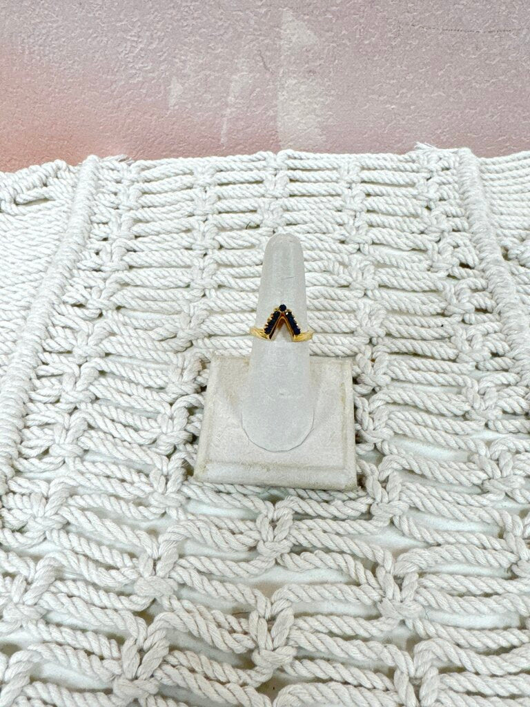 *(36)14k Sapphire V Vintage Ring