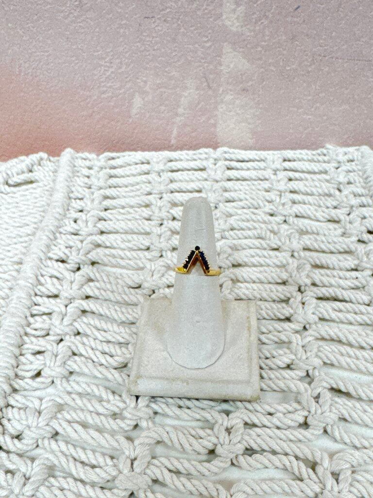 *(37)14k Sapphire V Vintage Ring