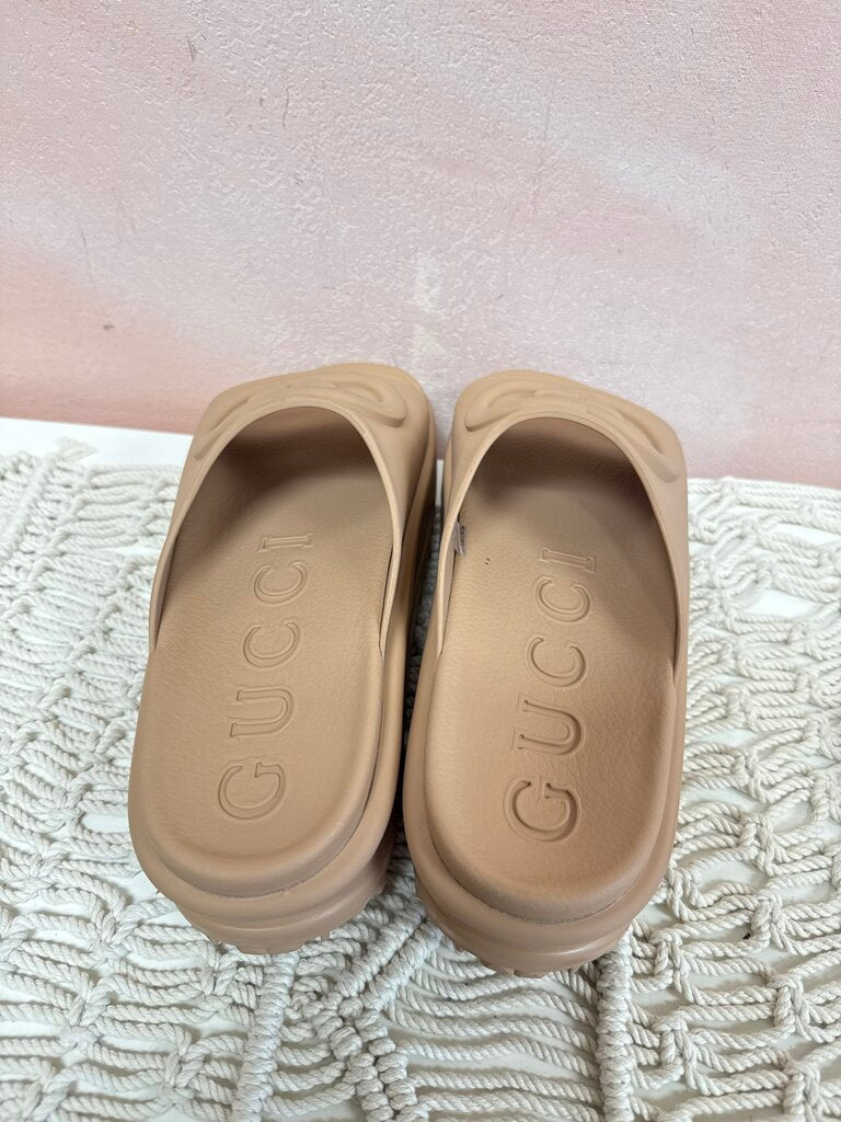 Gucci Tan Interlocking G Rubber Slide