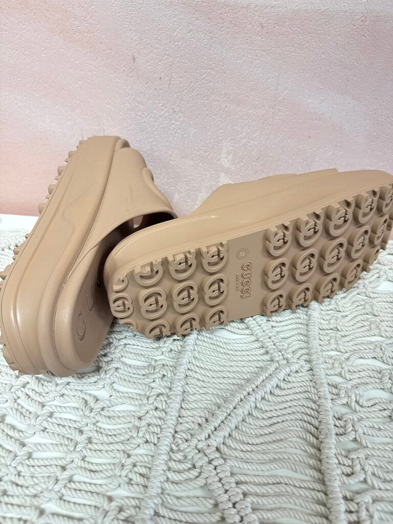 Gucci Tan Interlocking G Rubber Slide