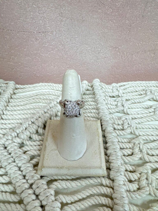 *(7) 18k Diamond Cluster Diamond Ring