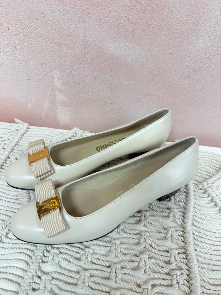 Ferragamo Bone 30mm Bow Pump NWT