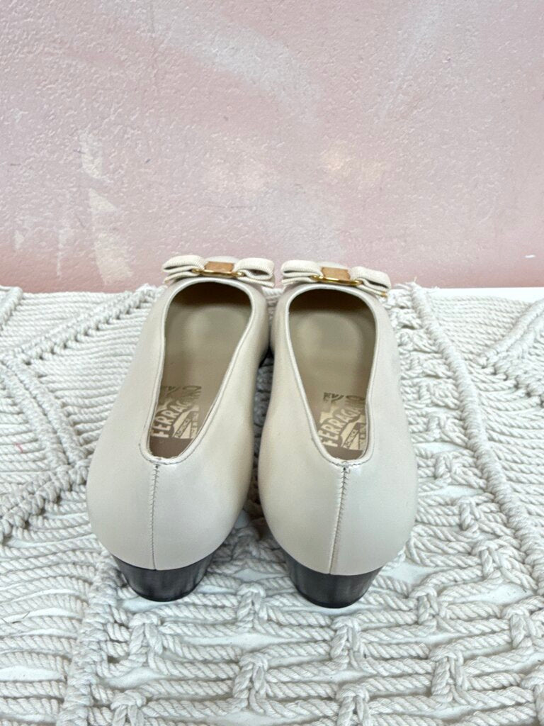 Ferragamo Bone 30mm Bow Pump NWT