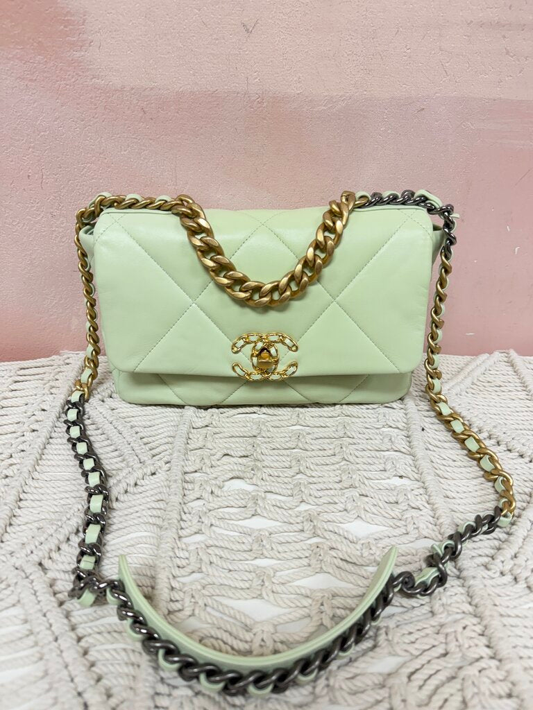 Chanel 19 Medium (microchip)