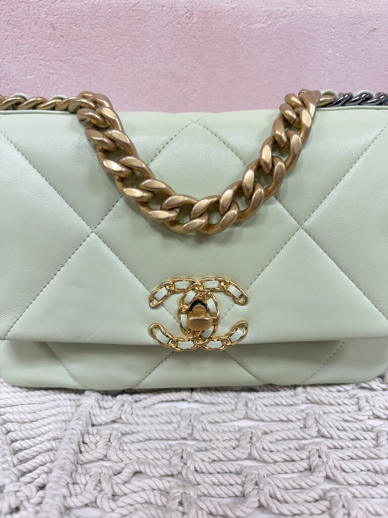 Chanel 19 Medium (microchip)
