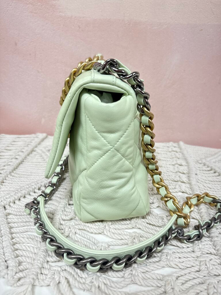 Chanel 19 Medium (microchip)