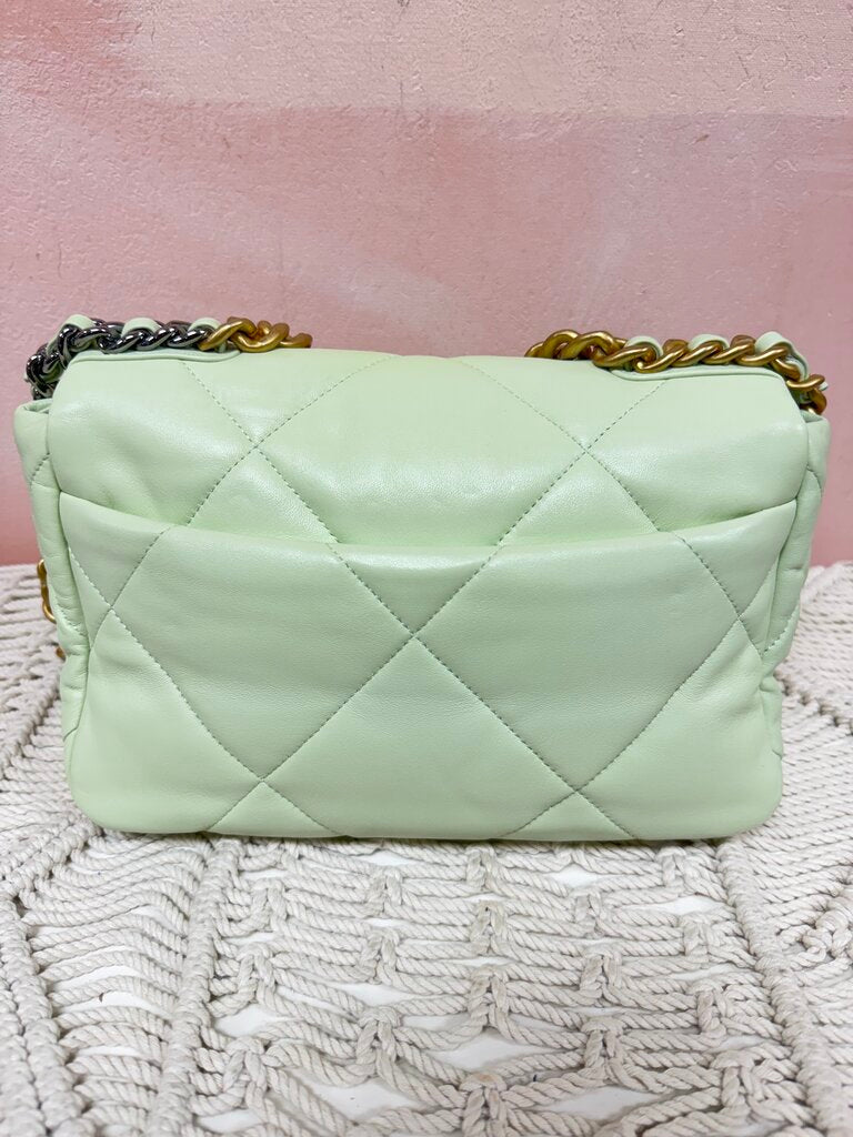 Chanel 19 Medium (microchip)