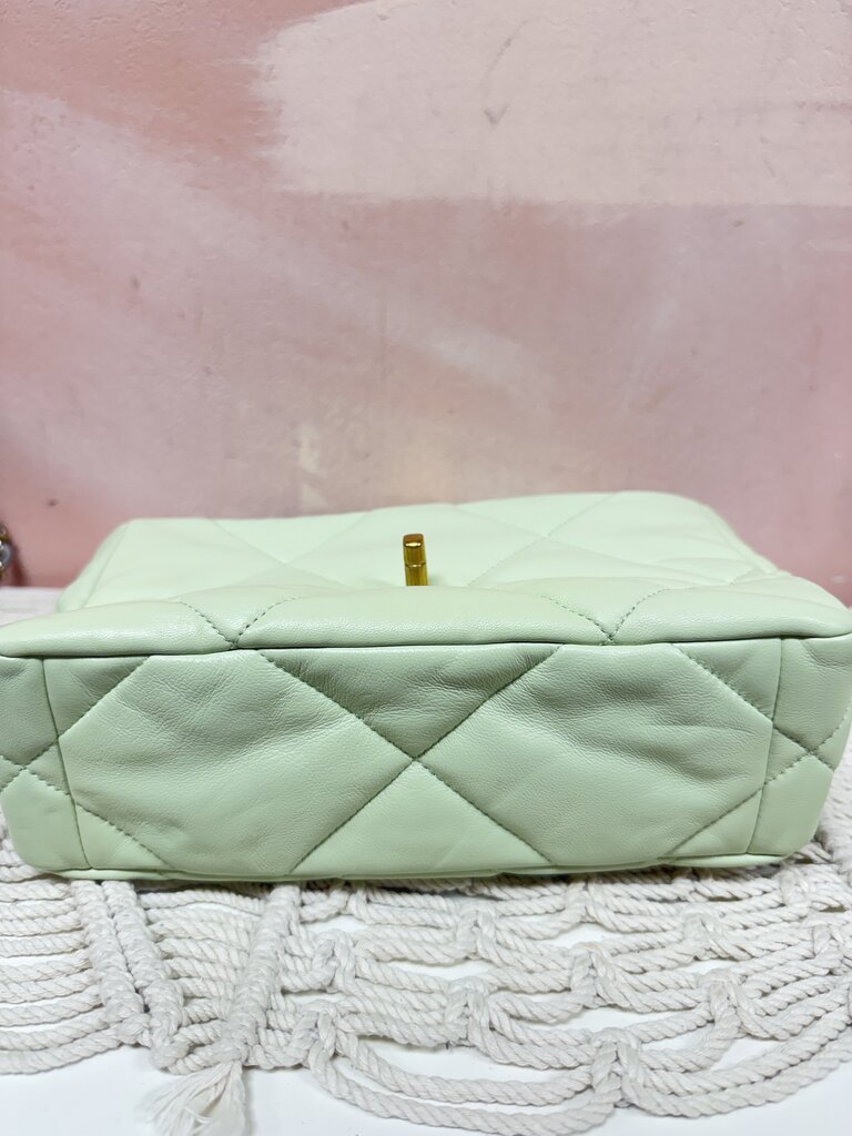 Chanel 19 Medium (microchip)