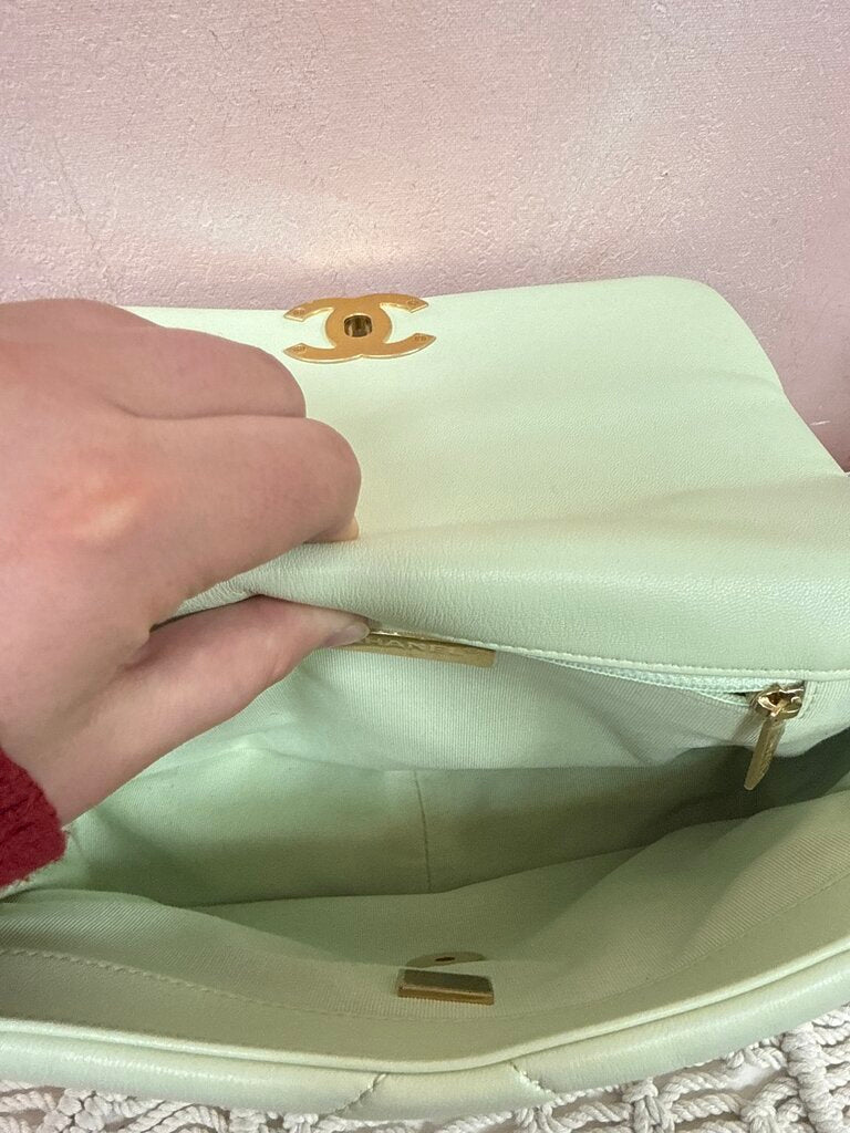 Chanel 19 Medium (microchip)