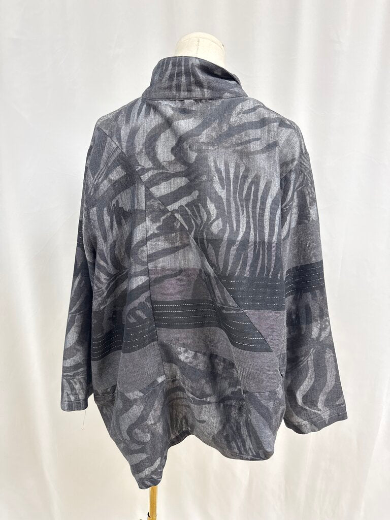 Dress to Kill Black and White Button Up Top