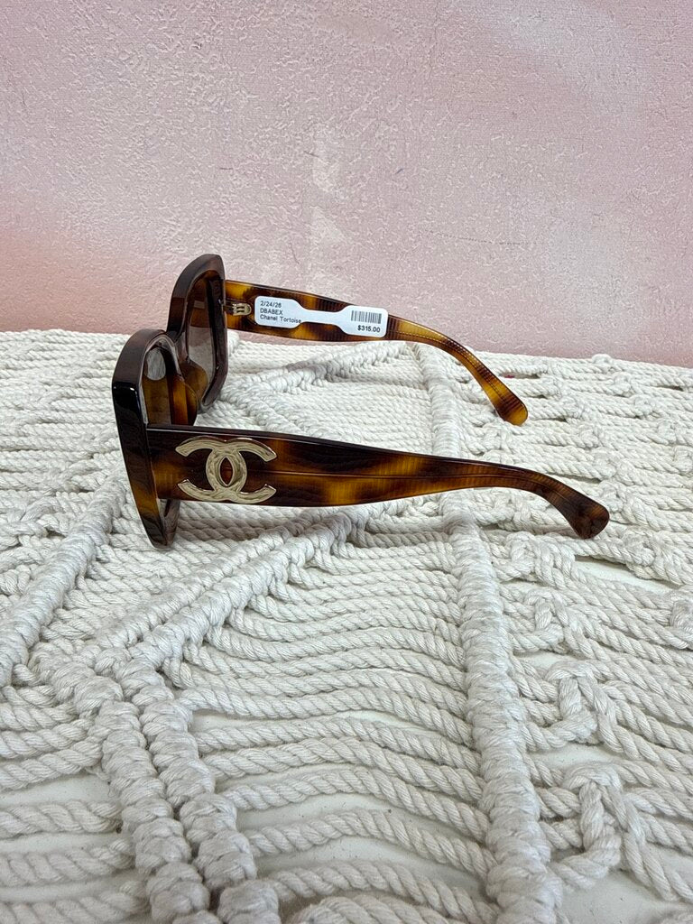 Chanel Tortoise Square Sunglasses w/Case – Cleveland  display picture 2