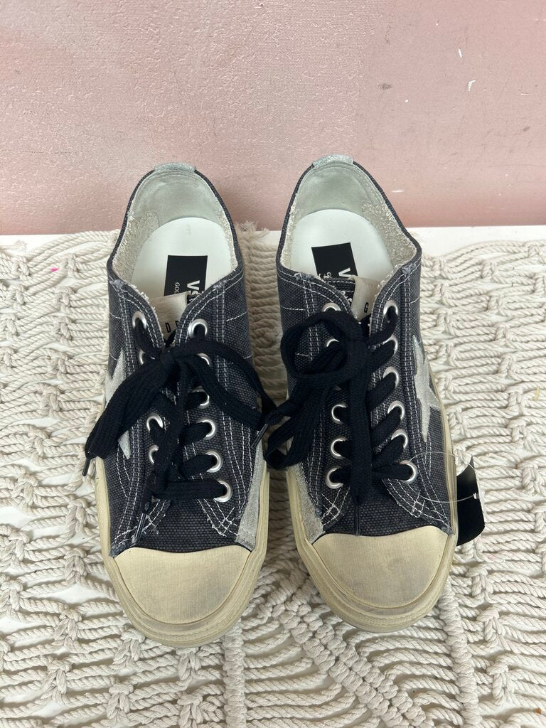 Golden Goose Distressed Black V-Star 2