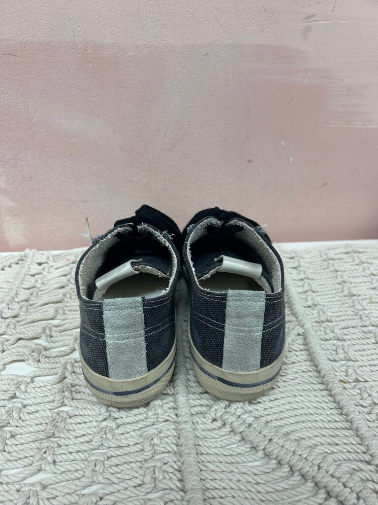 Golden Goose Distressed Black V-Star 2