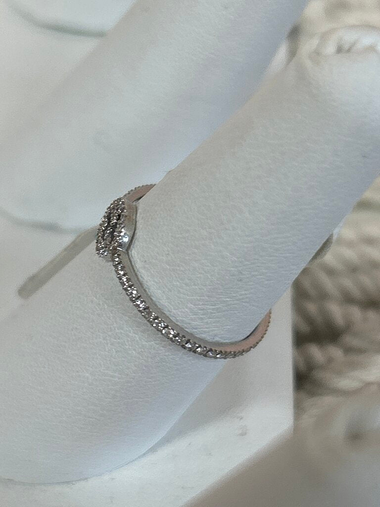Gucci White Gold and Diamond Ring w/ Box and Dustbag