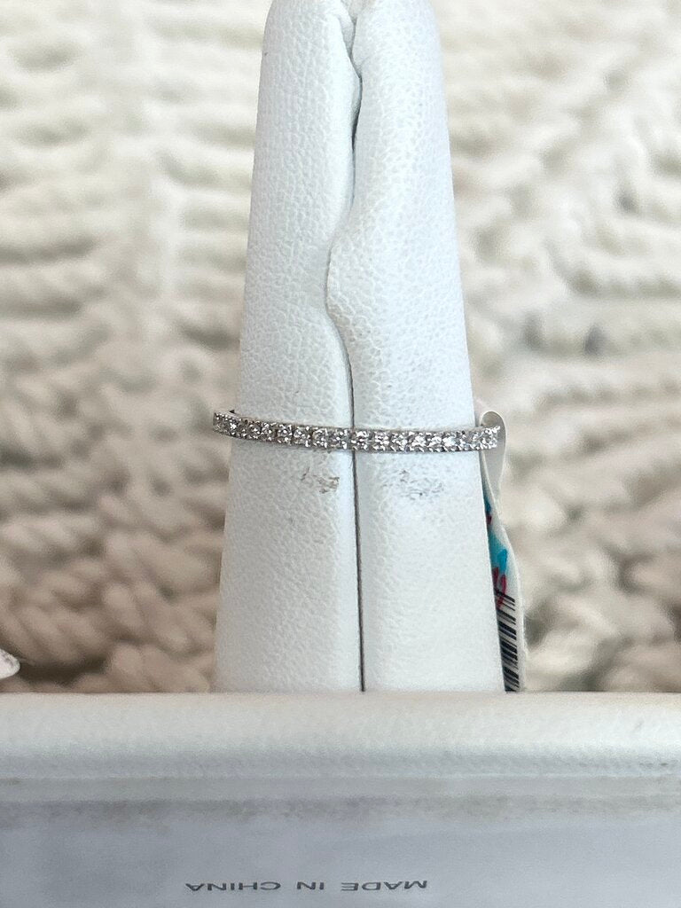 Gucci White Gold and Diamond Ring w/ Box and Dustbag
