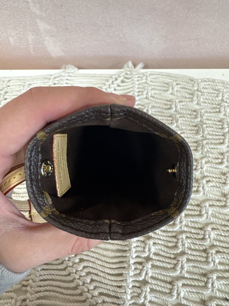 Louis Vuitton Sunglasses Pouch '25 w/ Dustbag and Box (In Store $630; fits phone)