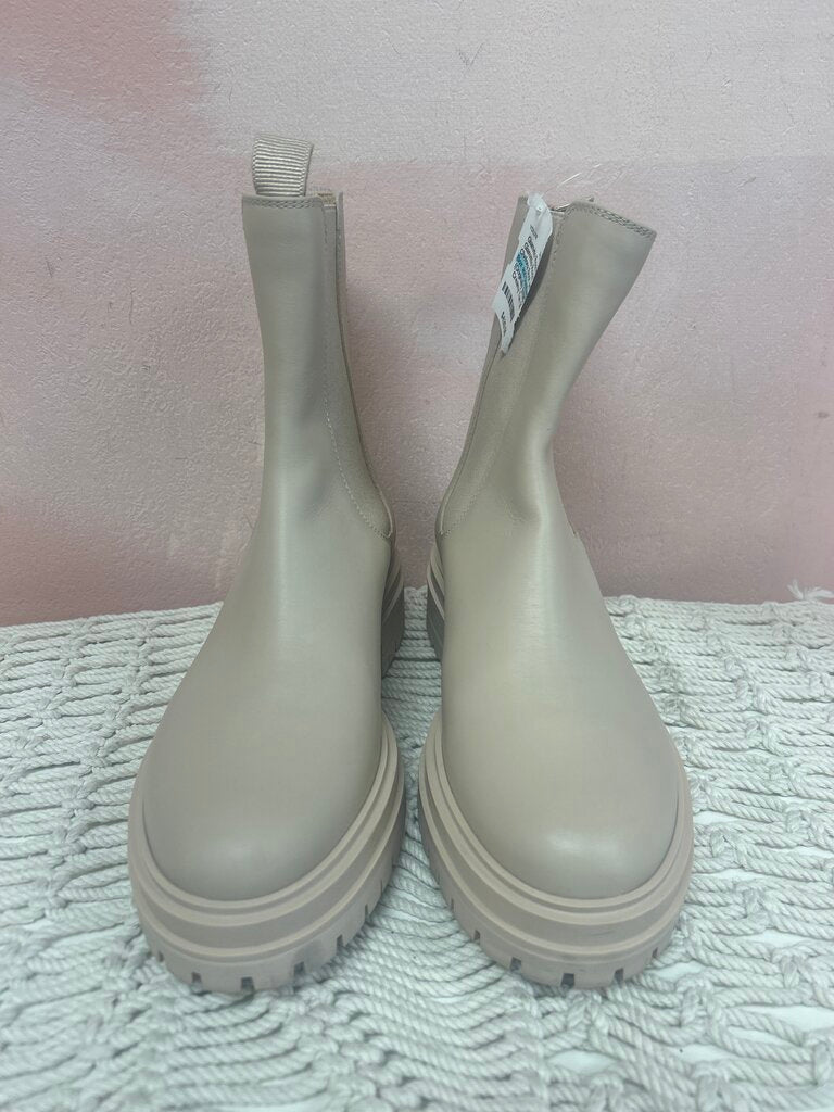 Gianvitto Rossi Chelsea Boot w/ Box and Dustbag (Originally $1195)