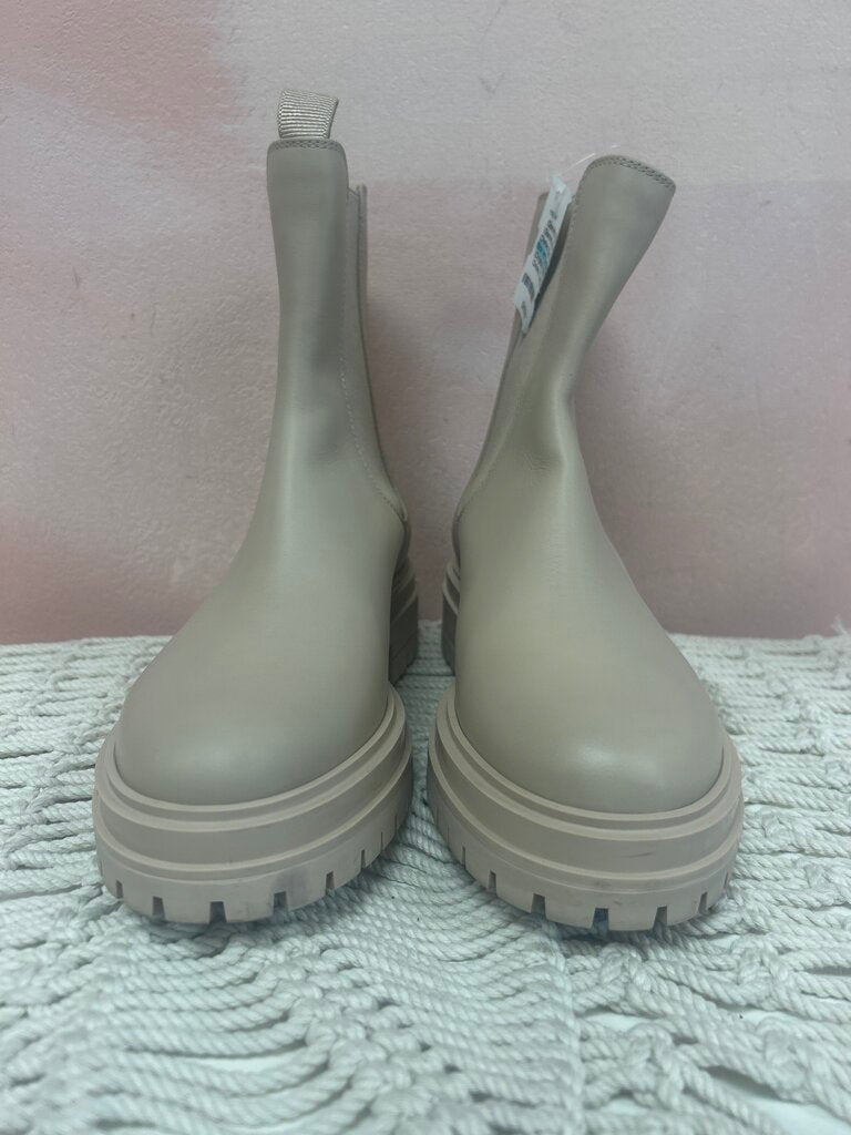Gianvitto Rossi Chelsea Boot w/ Box and Dustbag (Originally $1195)