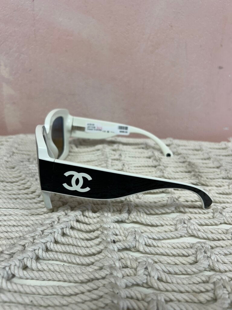 Chanel Oversize Interlocking C Black/White Sunglasss w/box & case