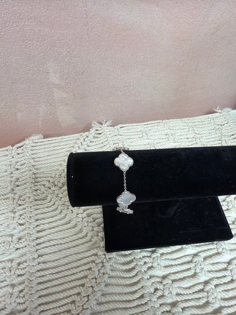(*AP 8) Sterling Silver & Mother of Pearl Alhambra Style Bracelet