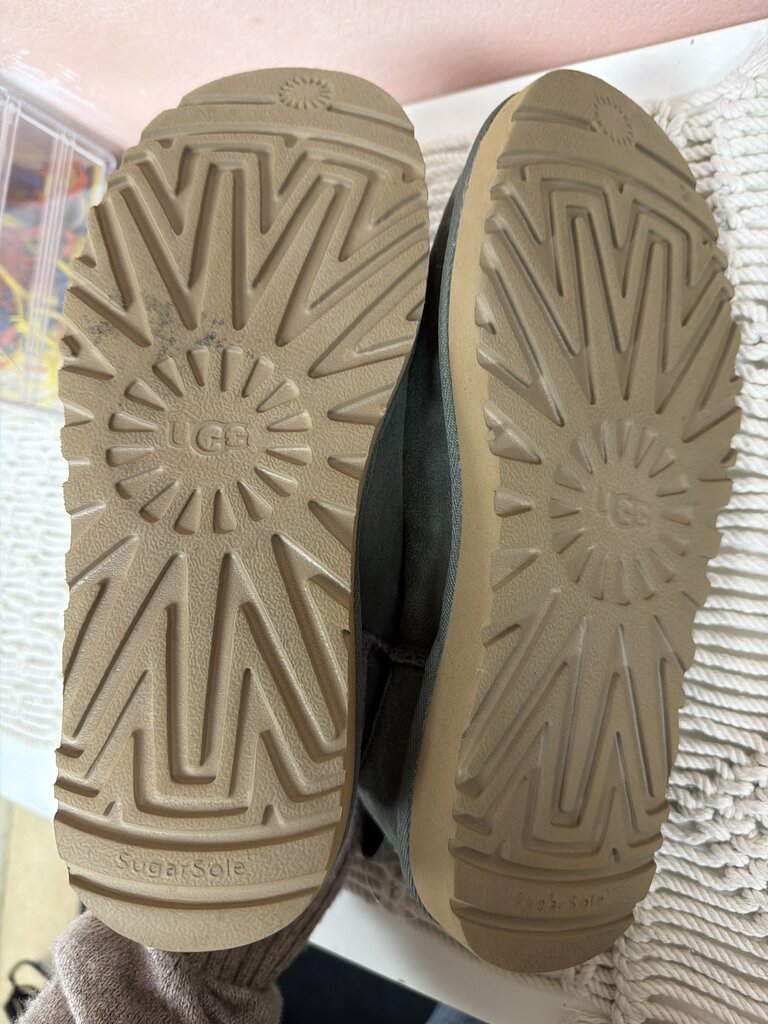 Ugg Cropped Boot