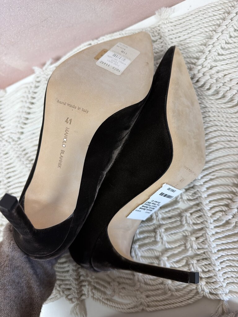 Manolo Blahnik Velvet Pointed Toe Pump NWT